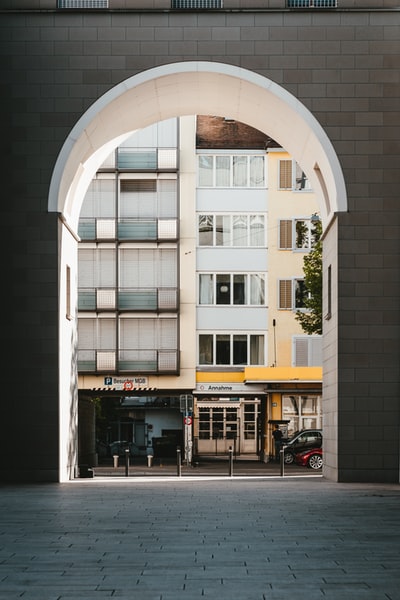 白褐色混凝土建筑